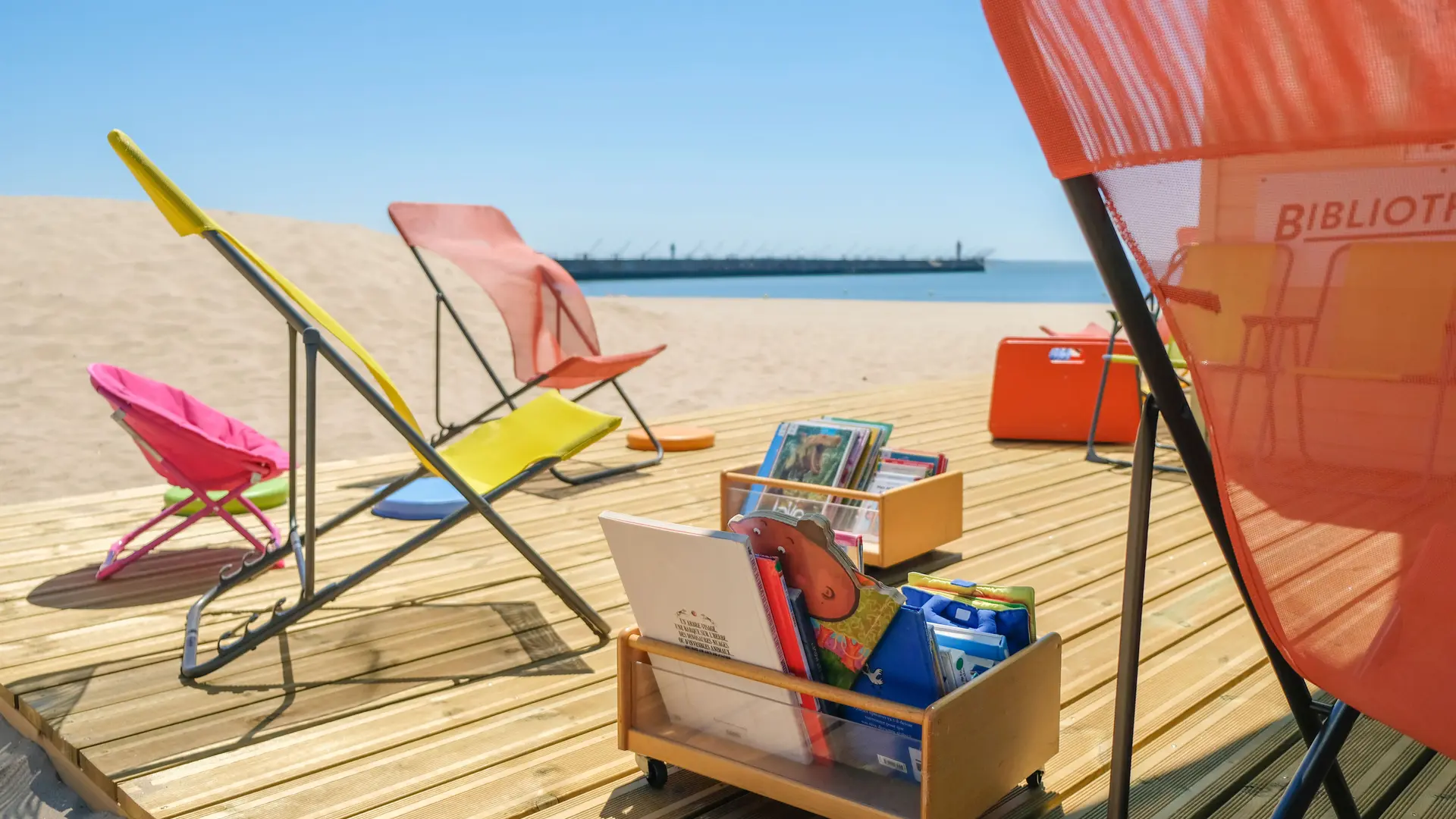 Bibliothèque installée l'été sur la Grande Plage de Saint-Nazaire