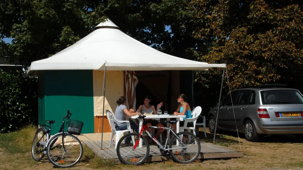 bungalow-toile-camping-le-parc-de-vaux-ambrieres-les-vallees-53-hlo-1