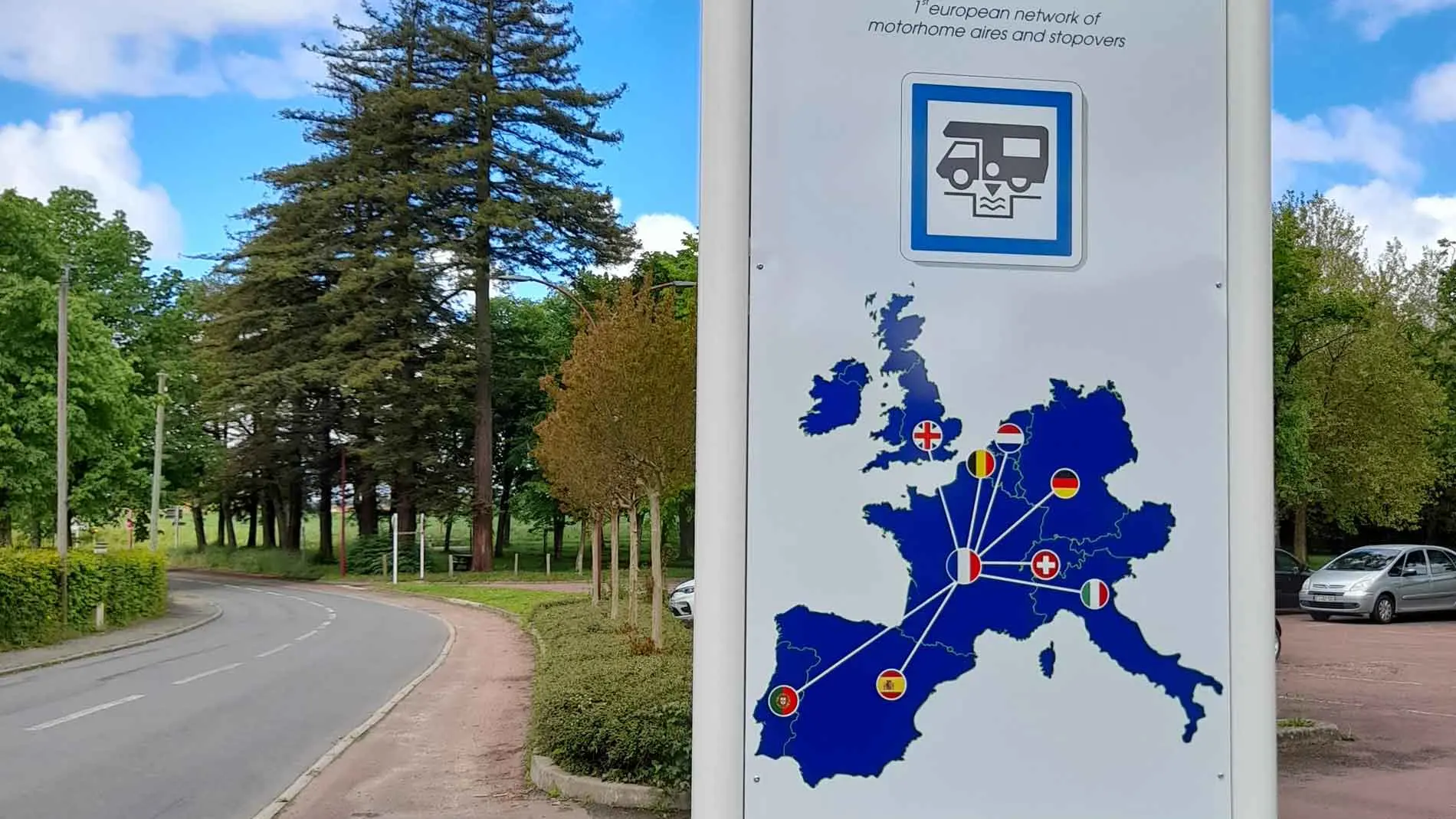 Aire camping-car-park de Précigné - Panneau d'entrée