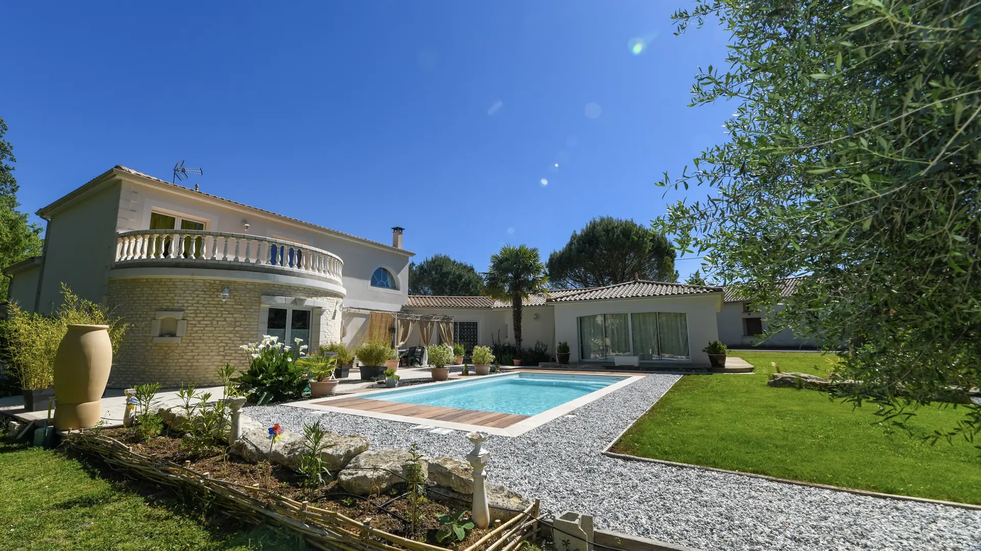 casa-upupa-extérieur-piscine-montreuil-85- (1)