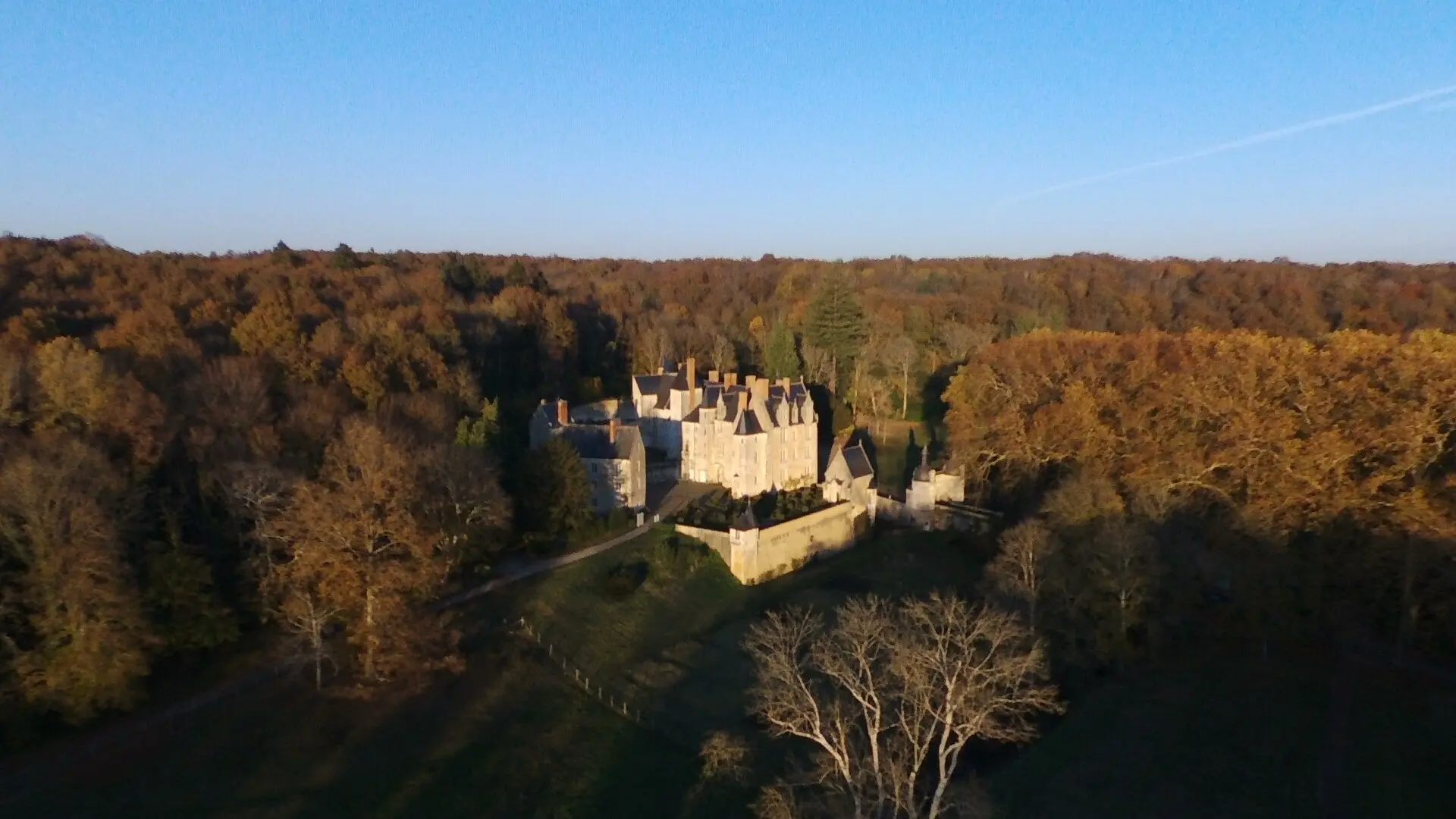 Vue aérienne du château de Courtanvaux