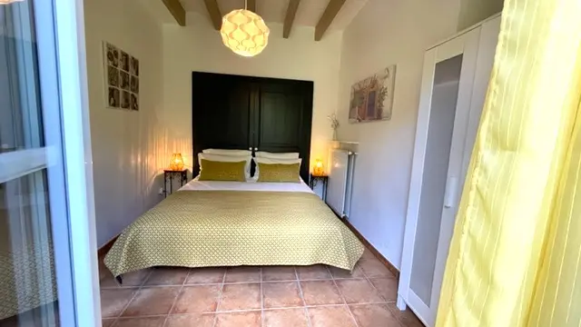 chambre avec fenetre ouverte