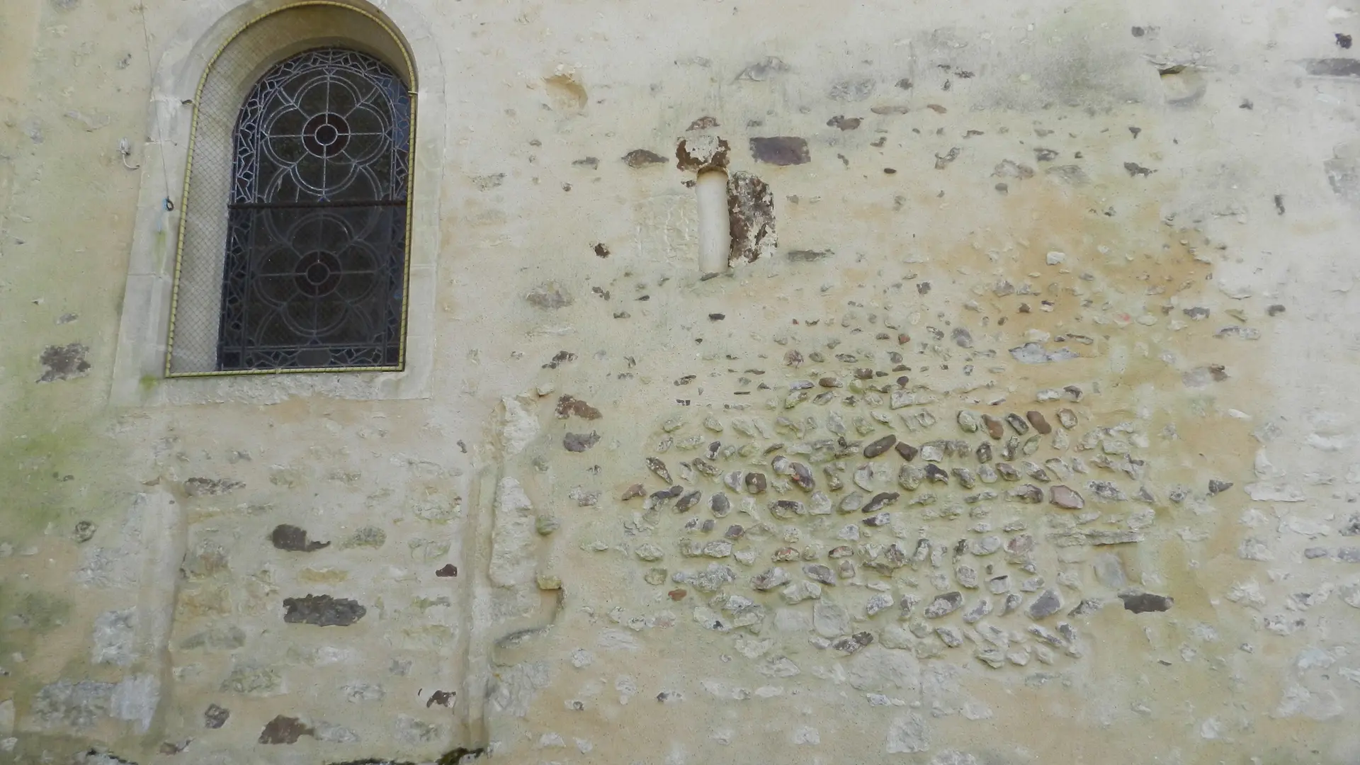 église rouperroux le coquet -détail du mur