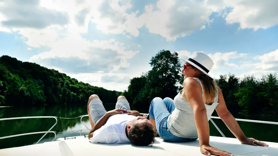 Détente à bord d'un bateau habitable - Anjou Navigation