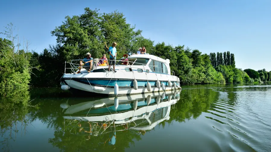 Croisière sur la Sarthe sur une pénichette d'Anjou Navigation