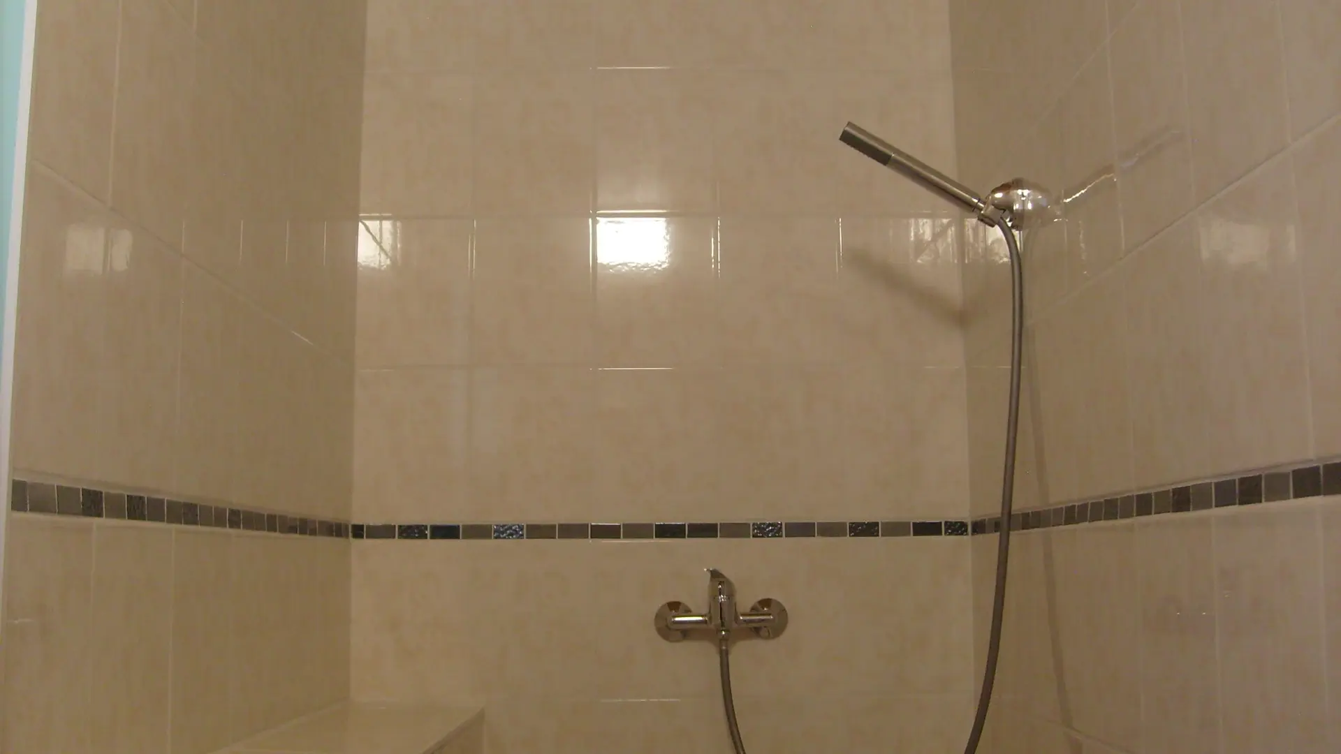 grande douche_les cèdres_gîte_location_mervent-min