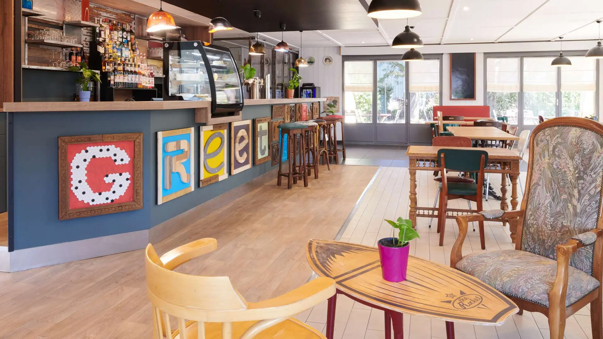 Greet lounge