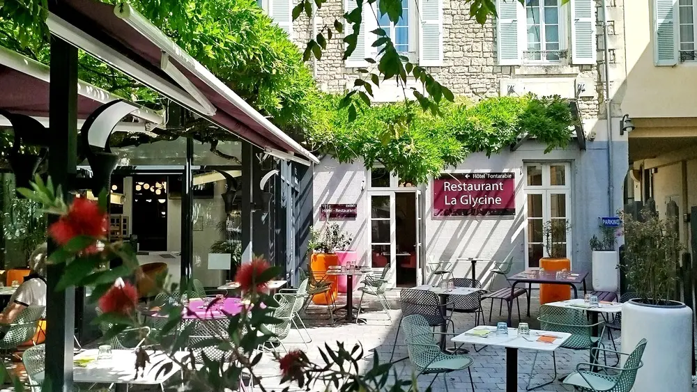 hotel fontarabie restaurant la glycine terrasse au printemps