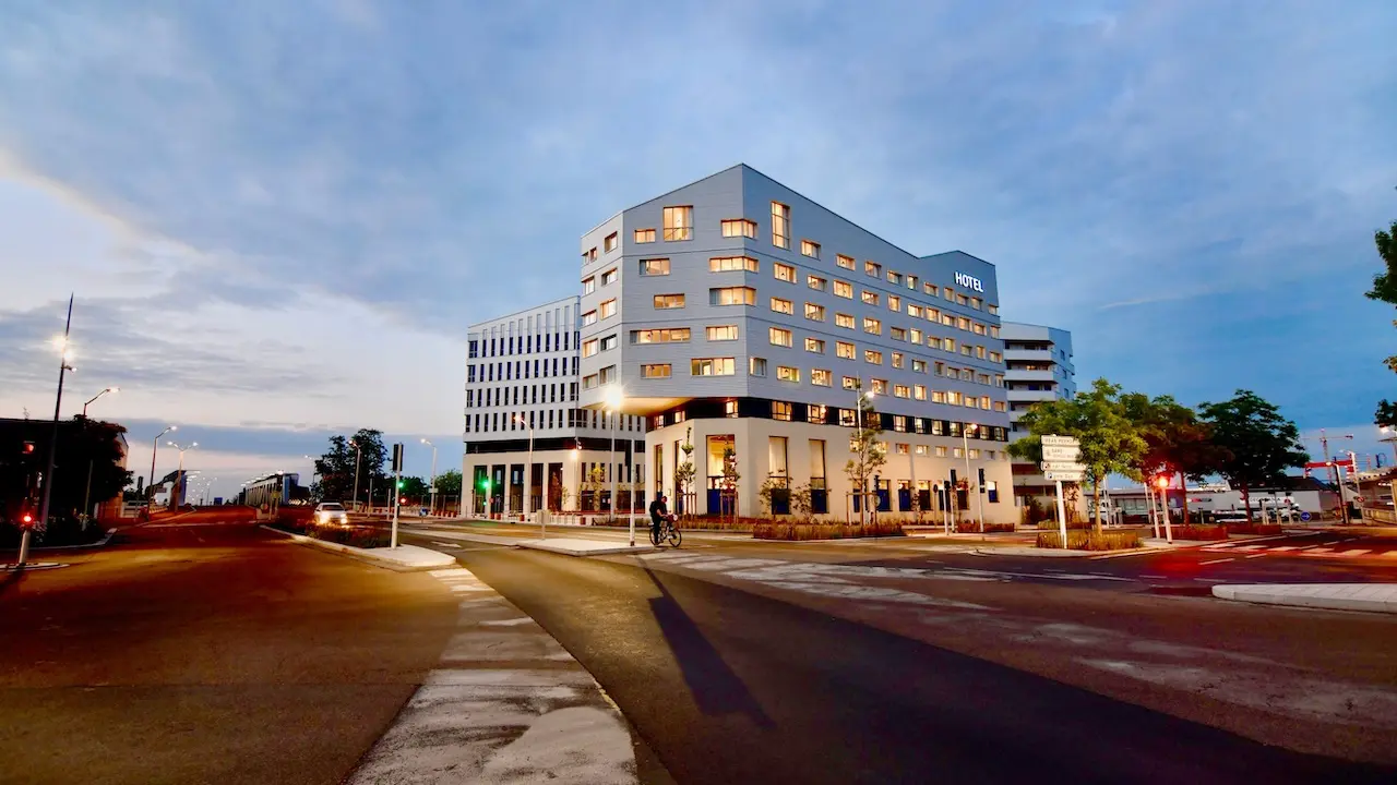 hotel-ibis-budget-styles-saint-nazaire-centre-gare-restaurant-dusk (3)