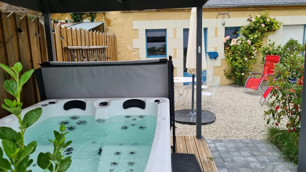 Gîte l'Orée du Bois_Vaas_jacuzzi devant le gîte