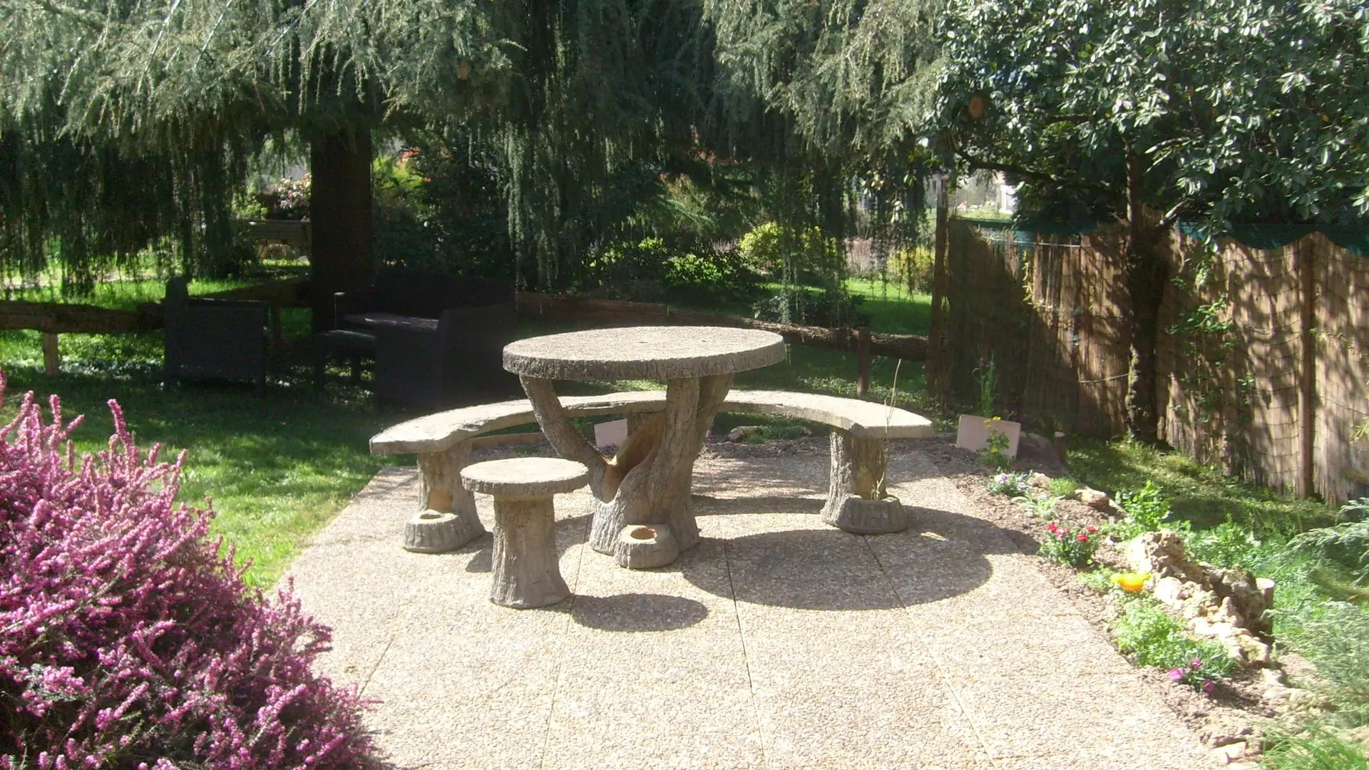 jardin_les cèdres_gîte_location_mervent-min