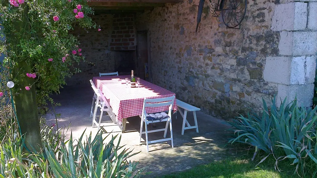 meublé-pomme-d-amour-reece-85570-saint-martin-des-fontaines-14