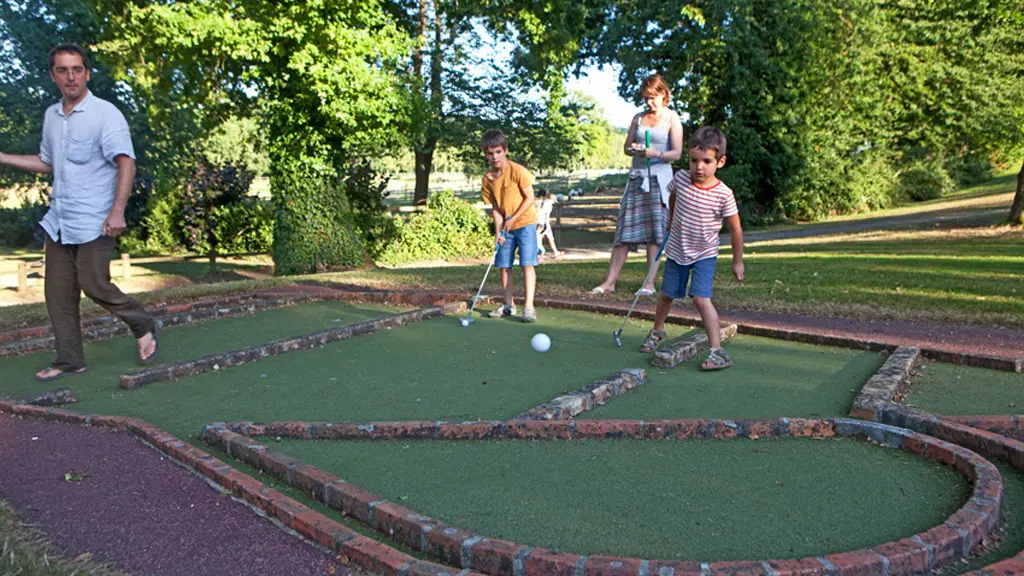 mini-golf-camping le parc-de Vaux-ambrieres-les-vallees-53-asc-1