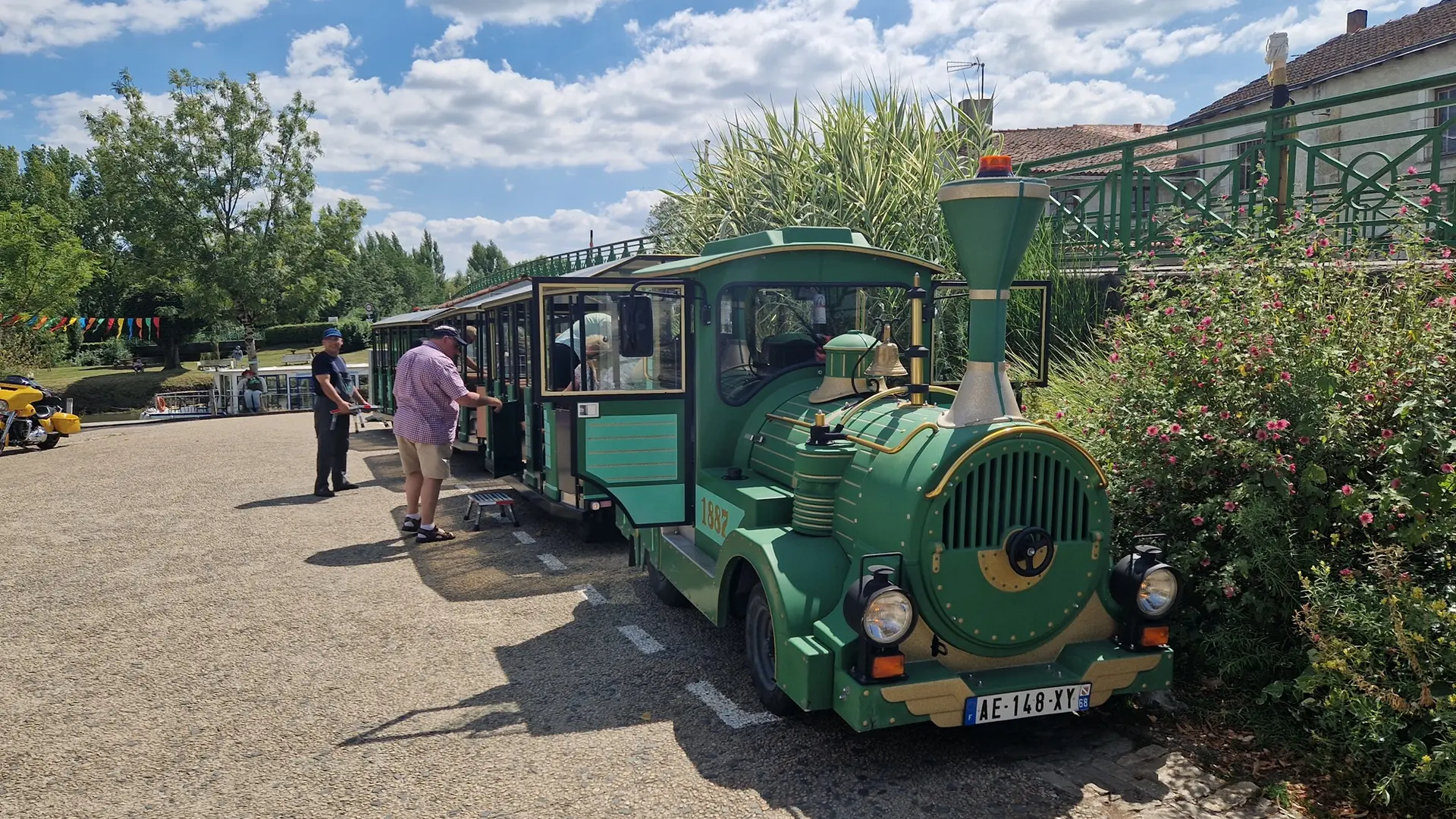 petit-train-touristique-marais-poitevin-damvix-vendee-85- (1)