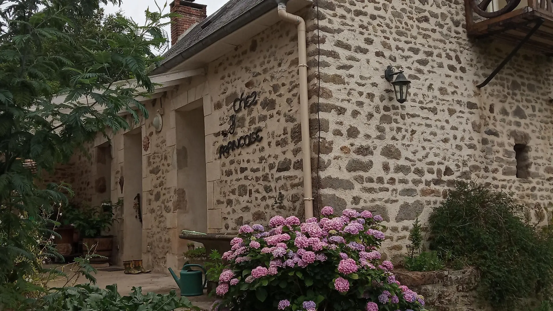 La maison, côté chambre d'hôtes et salon