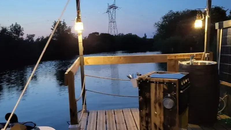 La terrasse du Radeau, la nuit