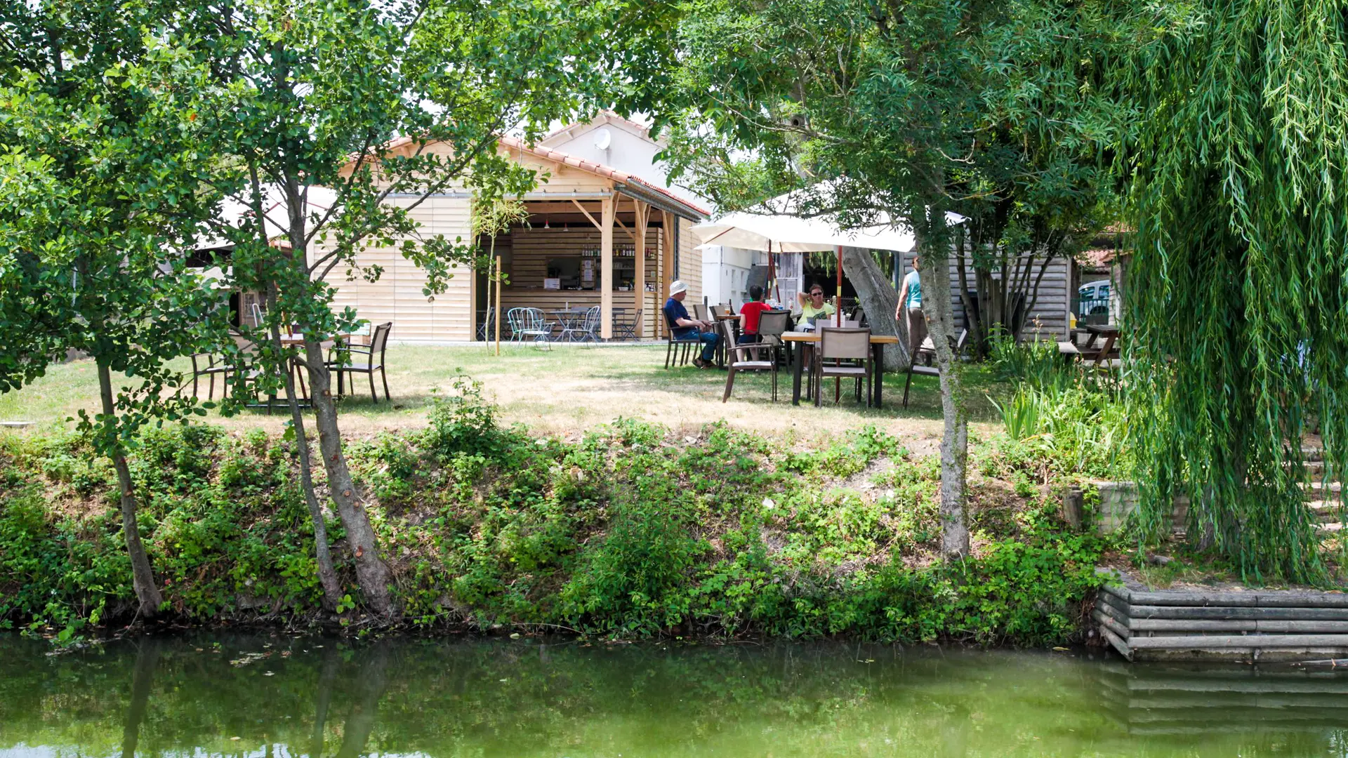 restaurant-auborddeleau-Photo Roland