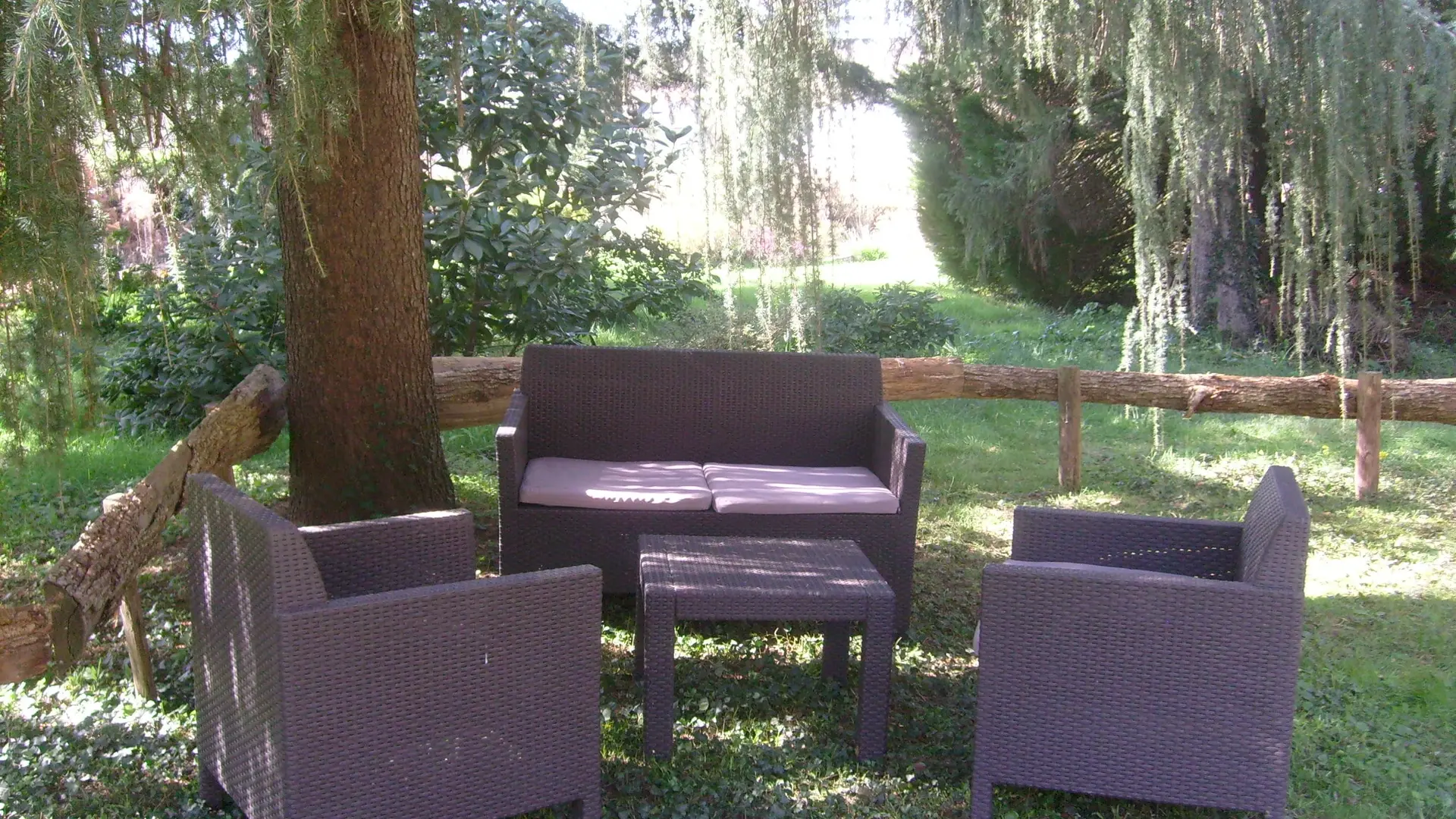 salon de jardin_les cèdres_gîte_location_mervent-min