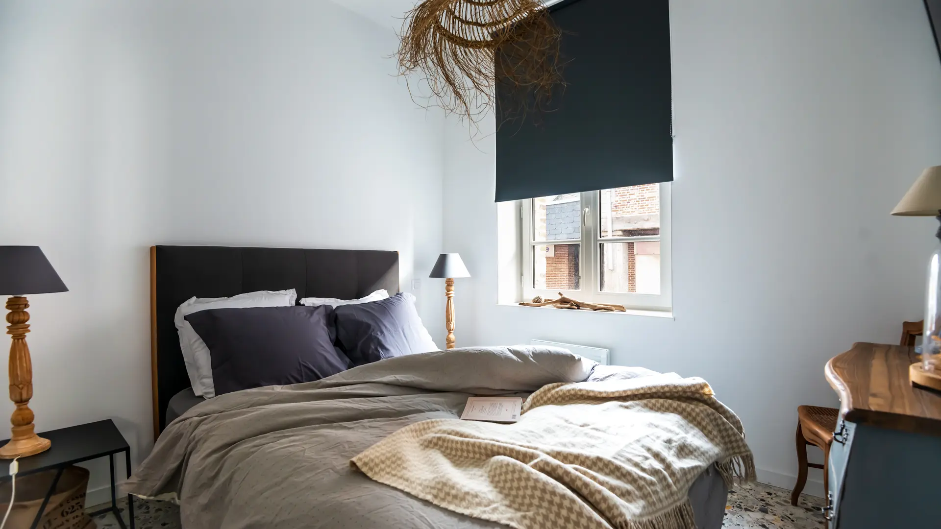 La chambre (draps et serviettes de bain en supplément sur demande)