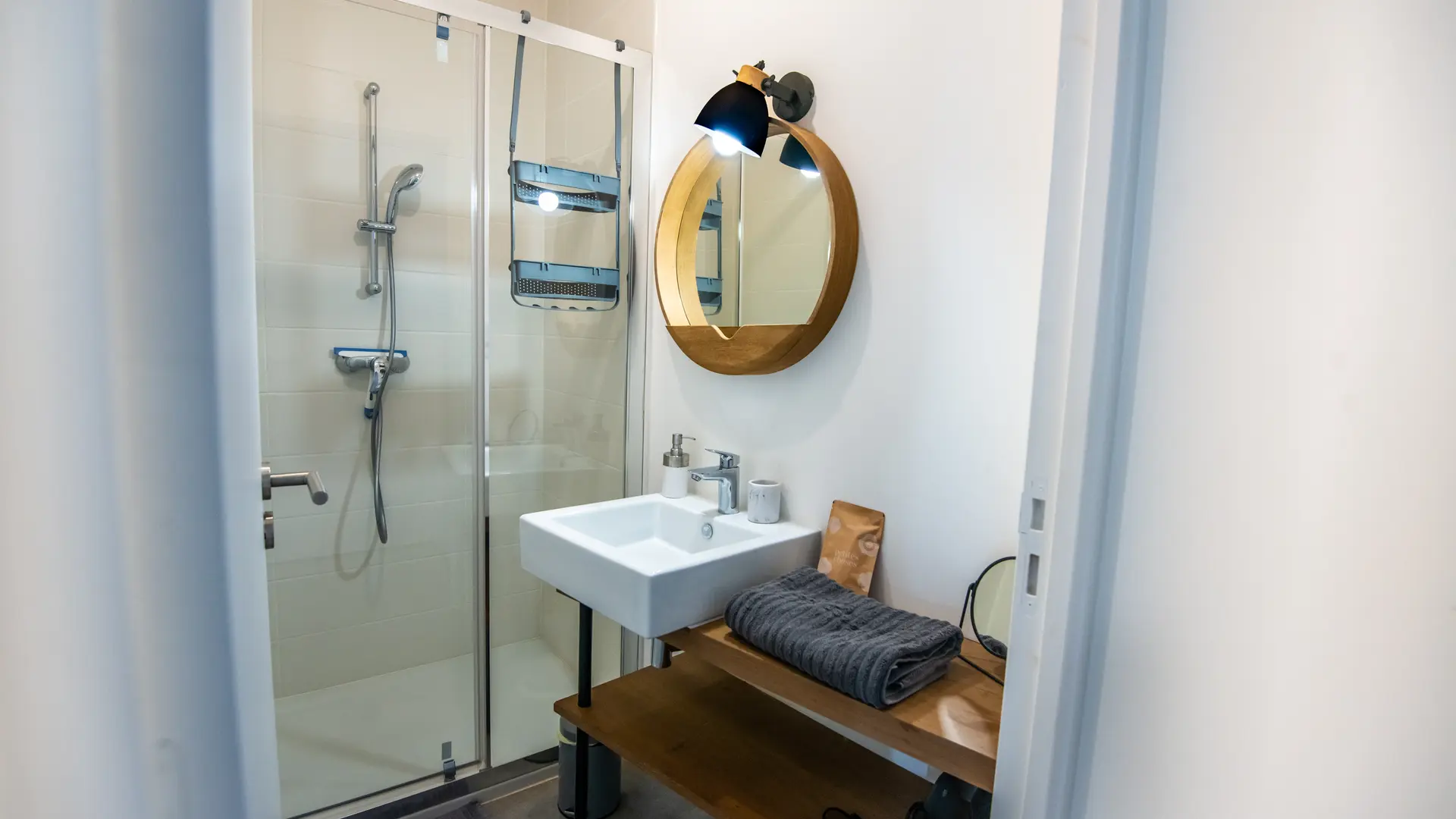 Salle de bain avec vasque et douche