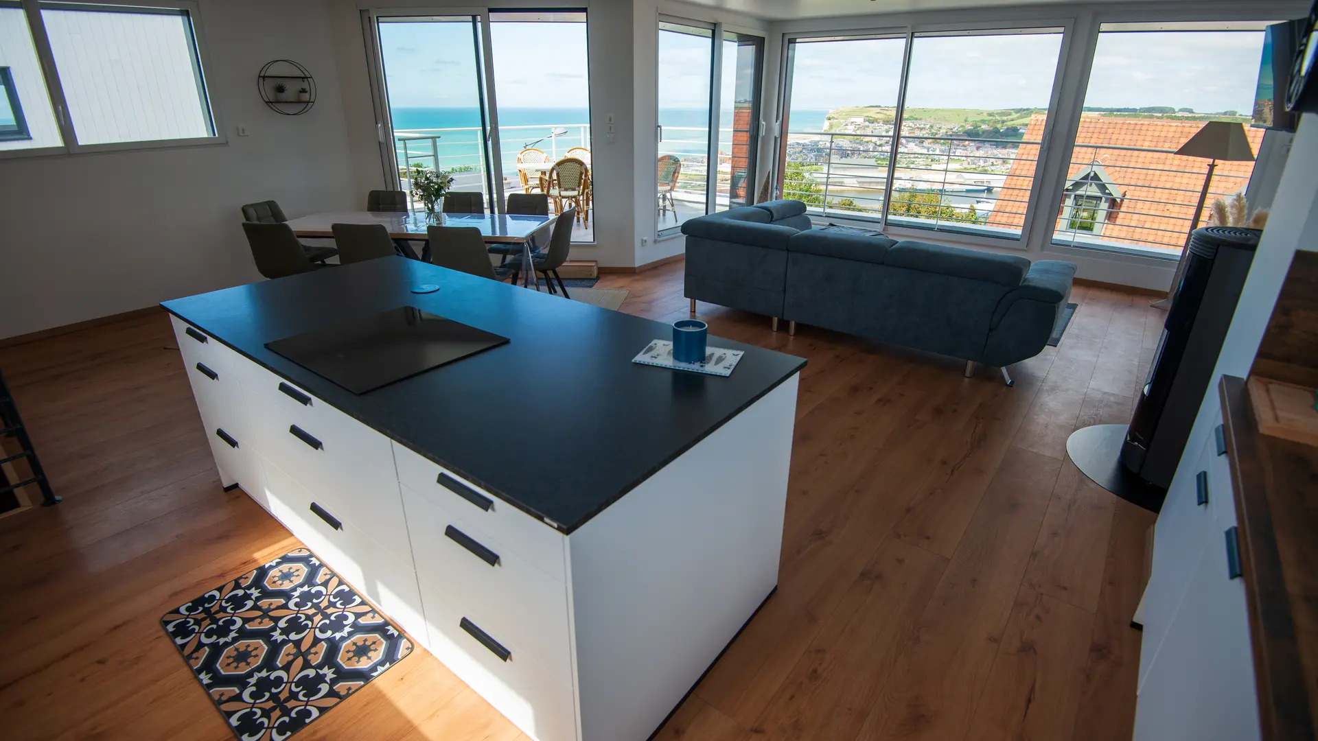 Pièce de vie : salon/ salle à manger/ cuisine