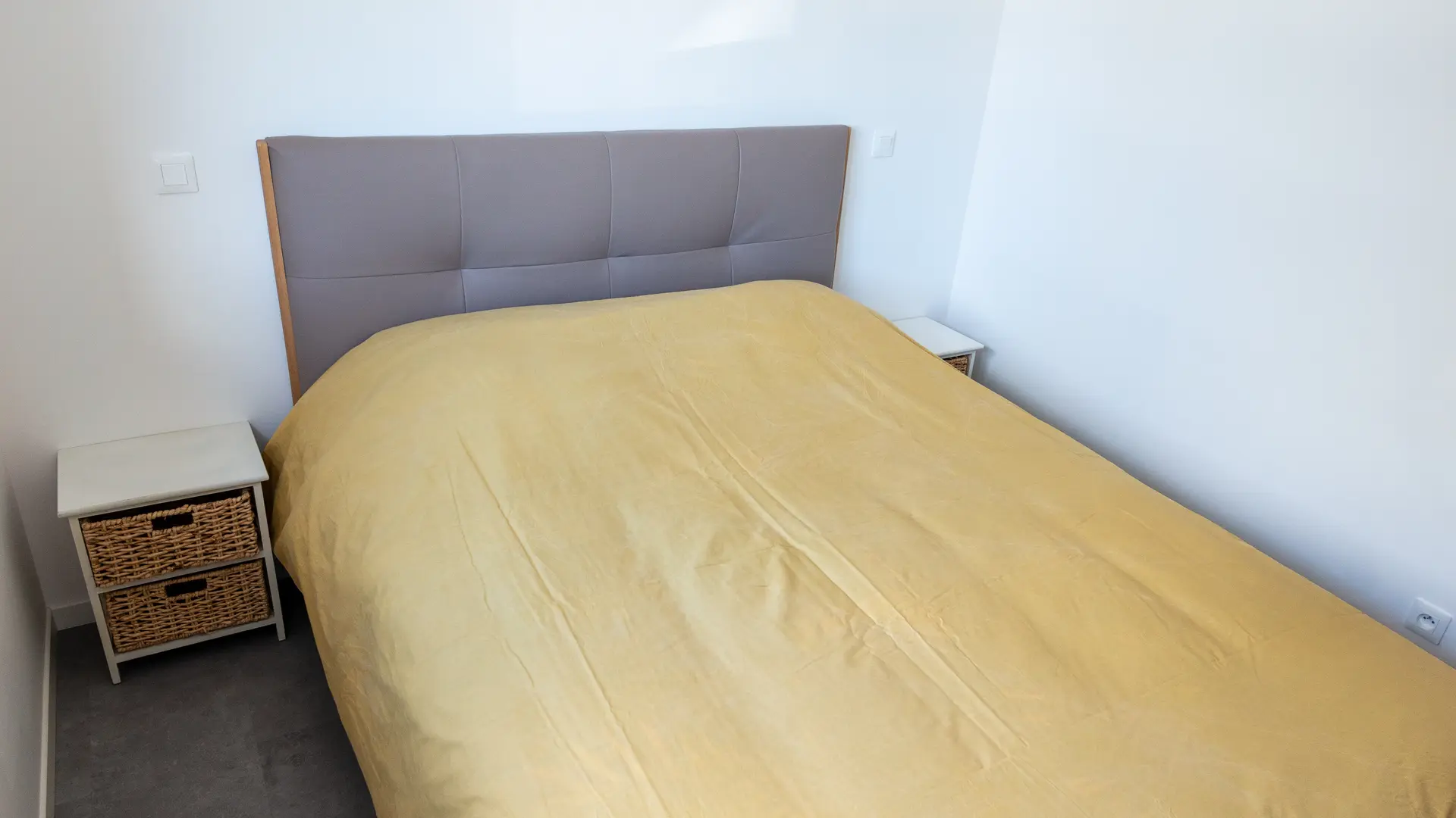 Chambre 1 : lit double, penderie et télévision