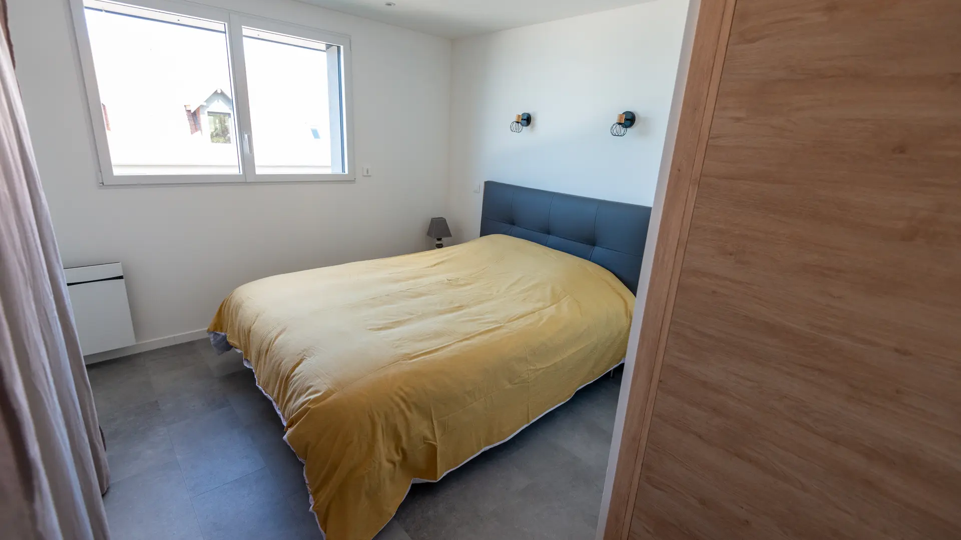 Chambre parentale : lit double, penderie, télévision, SDB et WC