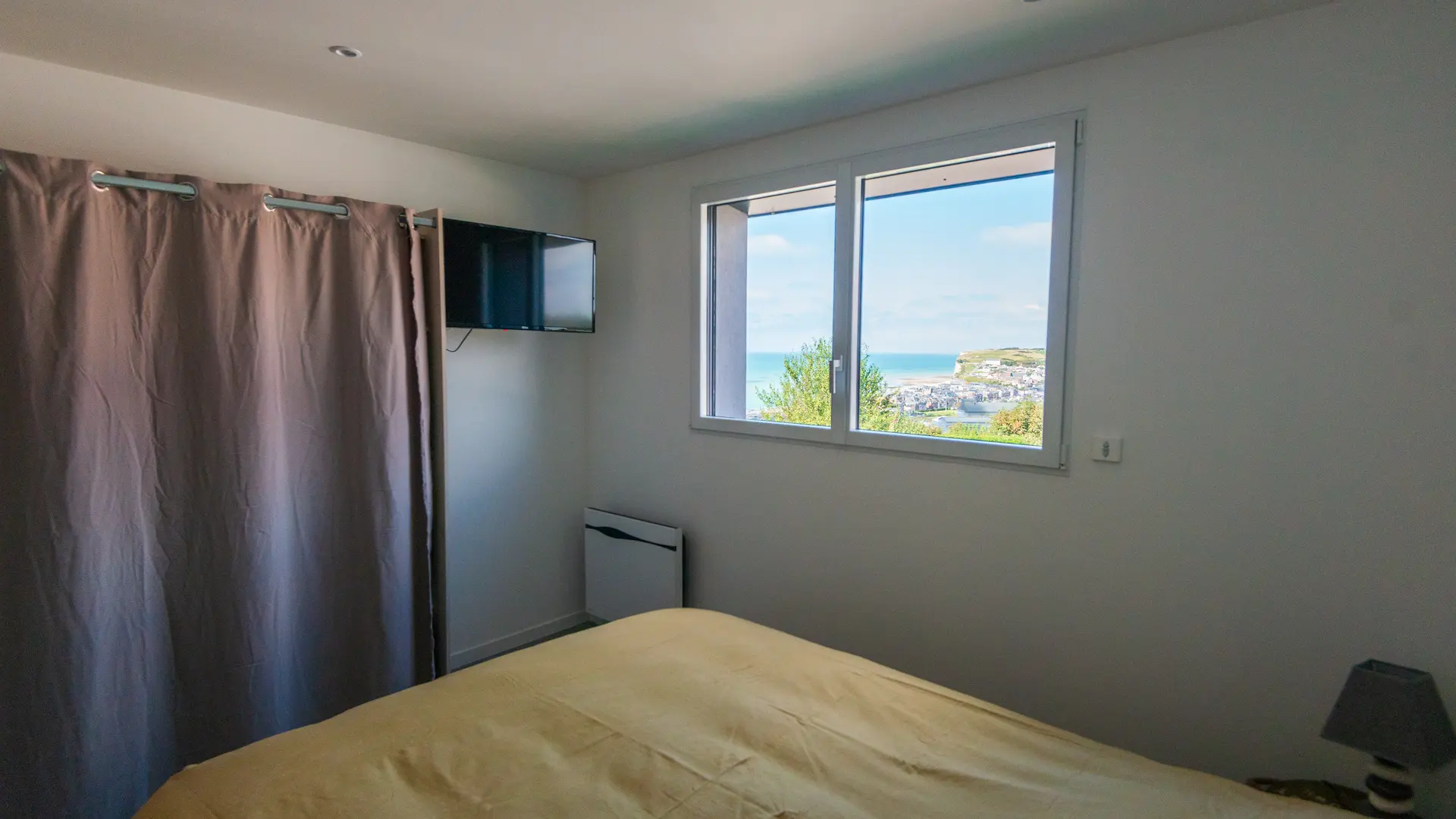 Chambre parentale : lit double, penderie, télévision, SDB et WC