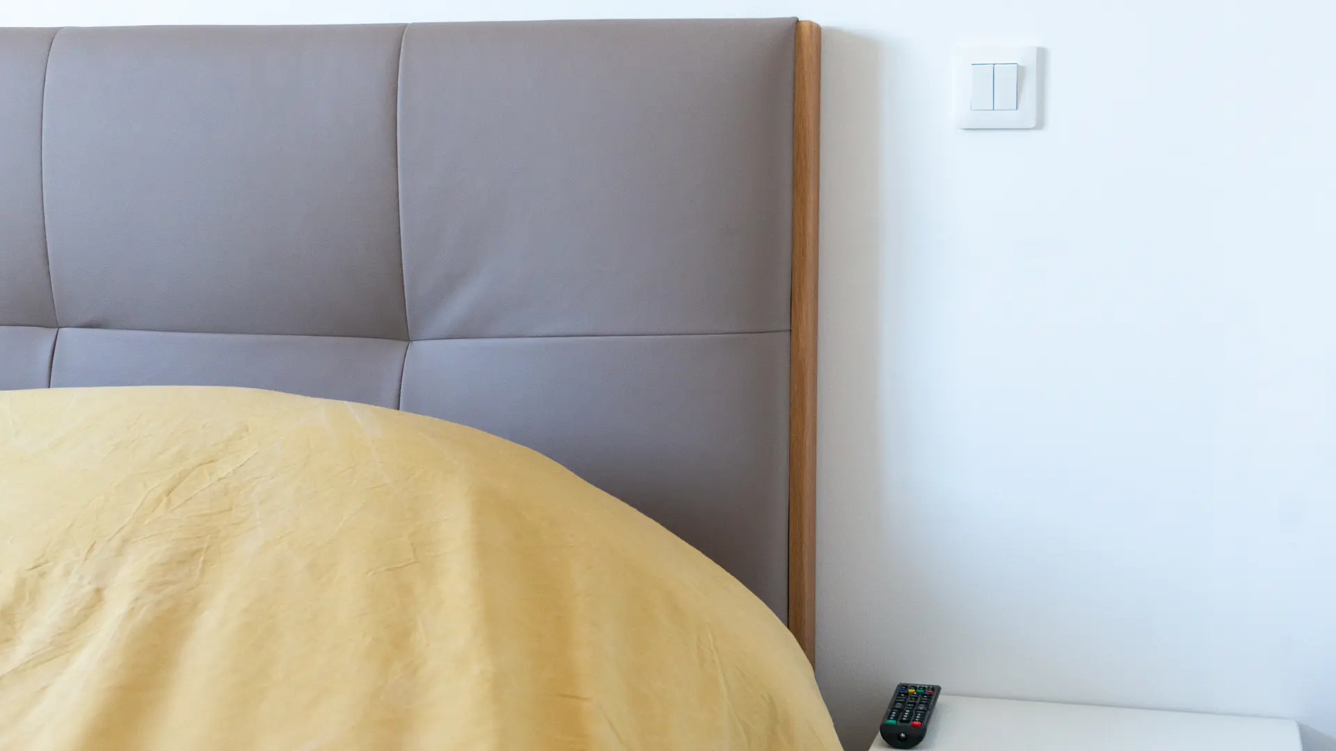 Chambre 1 : lit double, penderie et télévision