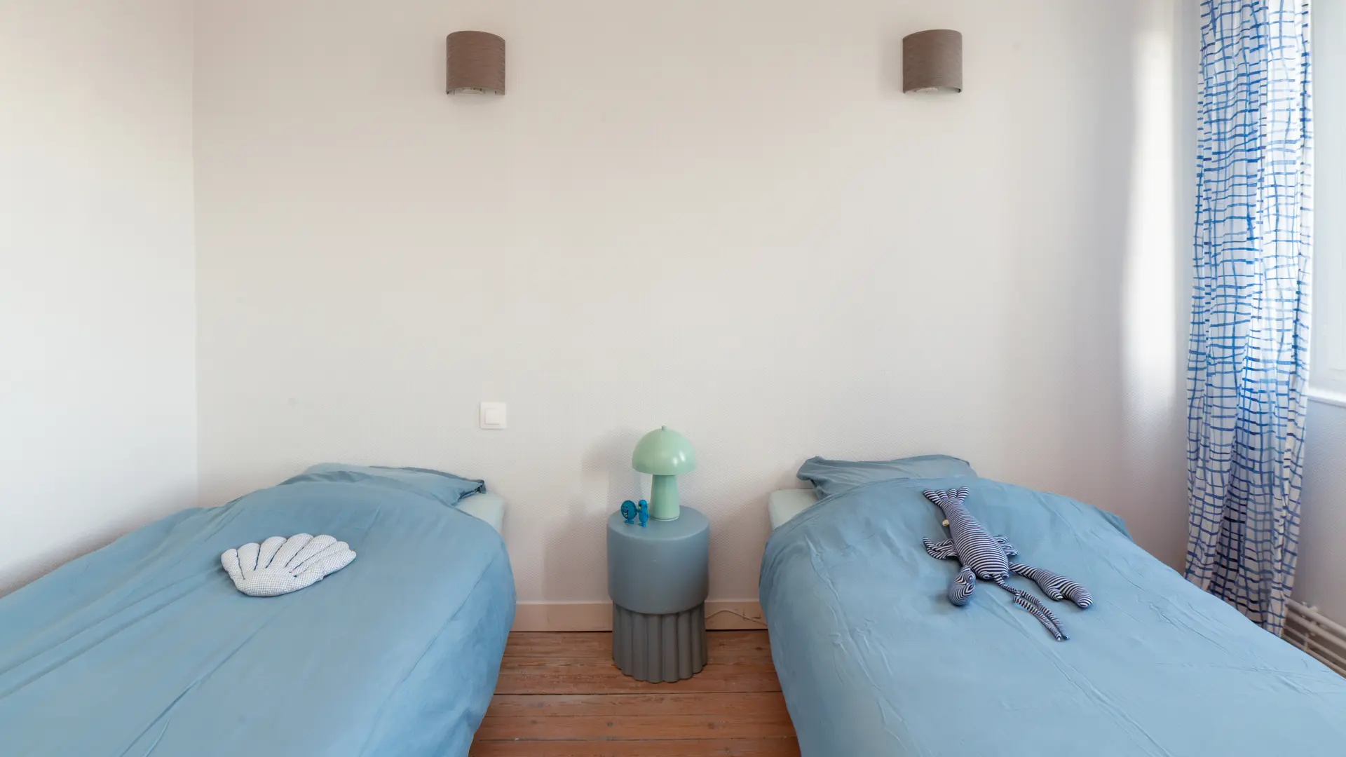 Chambre enfants 2 lits simples et lit bébé