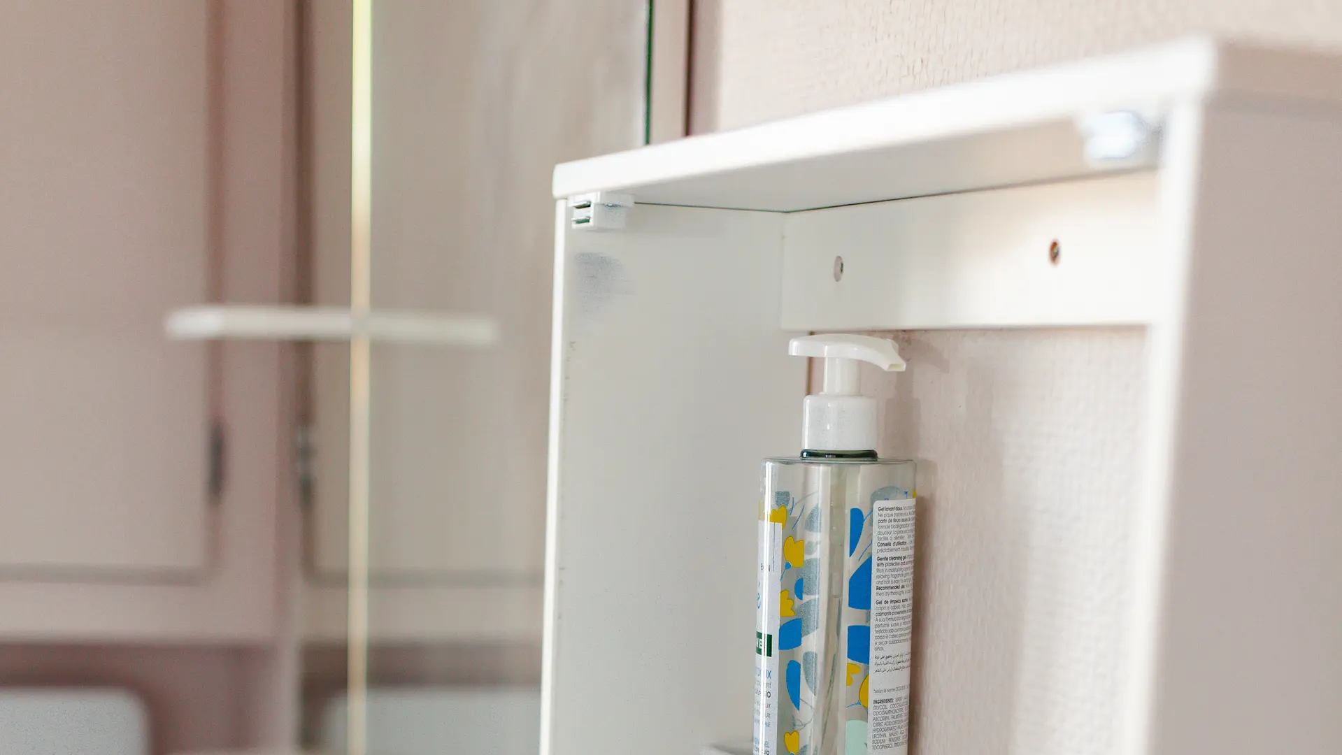 Salle de bain avec baignoire et table à langer