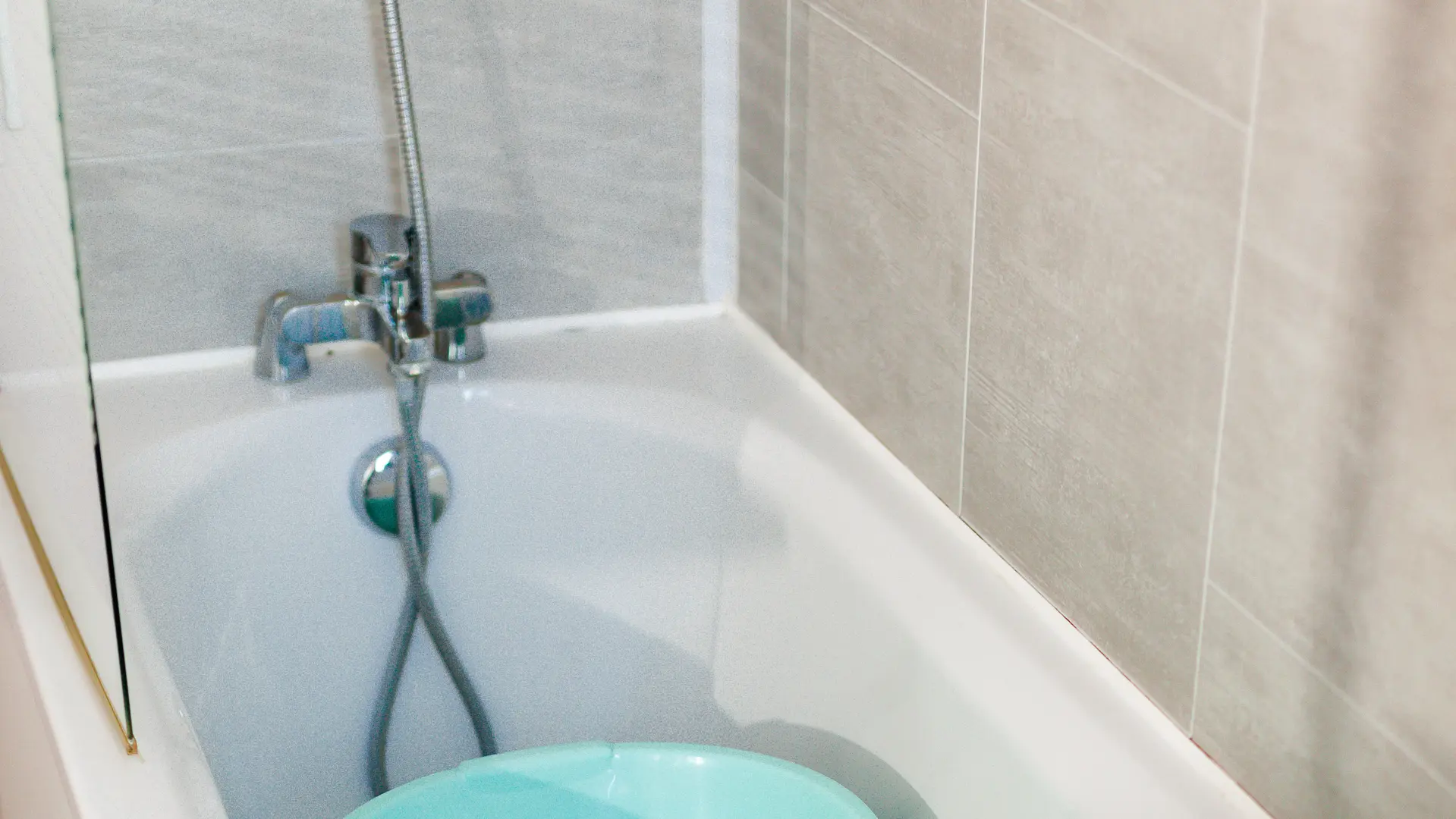 Salle de bain avec baignoire et table à langer