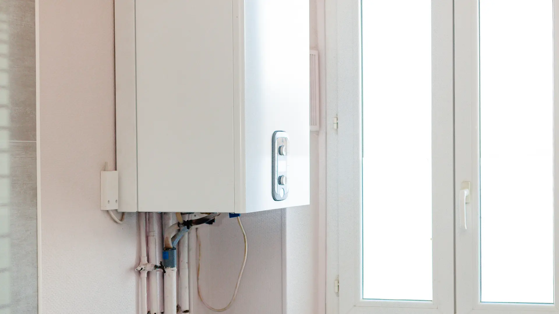 Salle de bain avec baignoire et table à langer