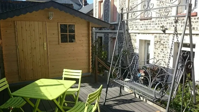 ©Mme CHICOT - TERRASSE AVEC SALON DE JARDIN