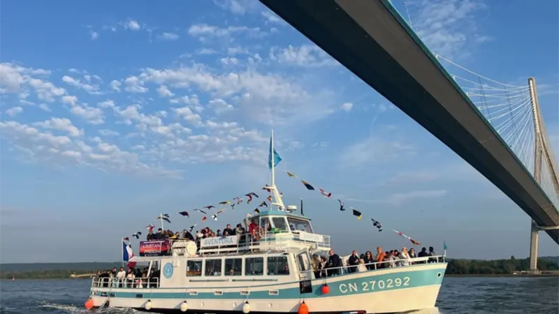 Passage sous le Pont de Normandie Promenade en bateau Aventura