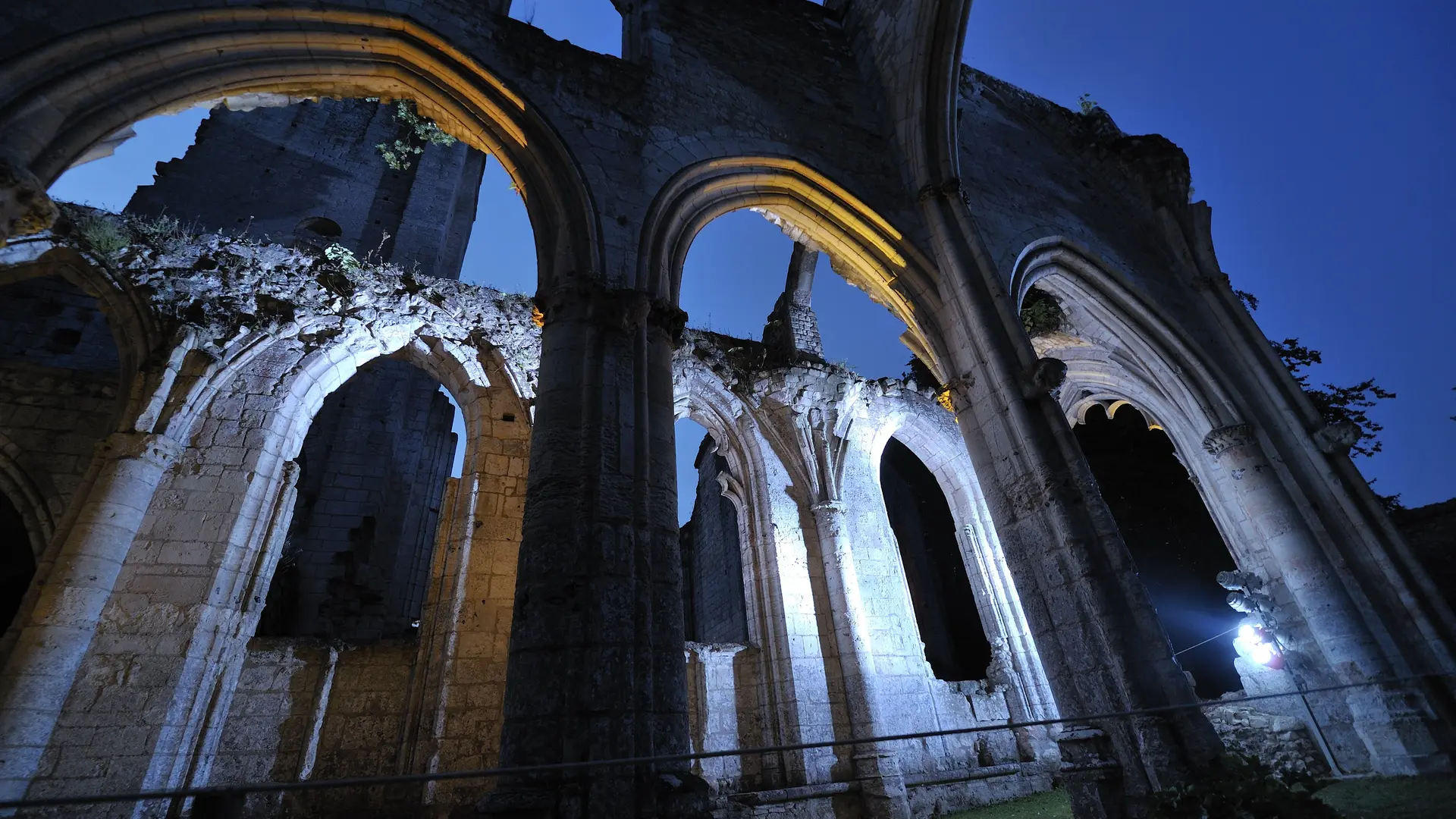 Extérieur abbaye de Jumièges nuit