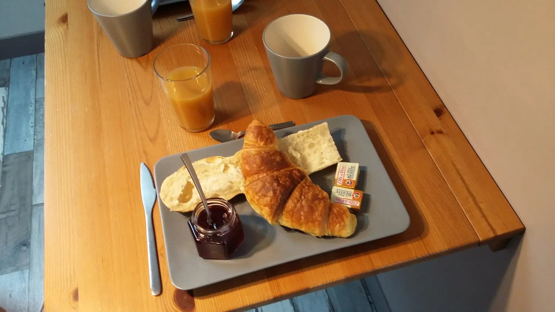 Petit déjeuner servi en chambre