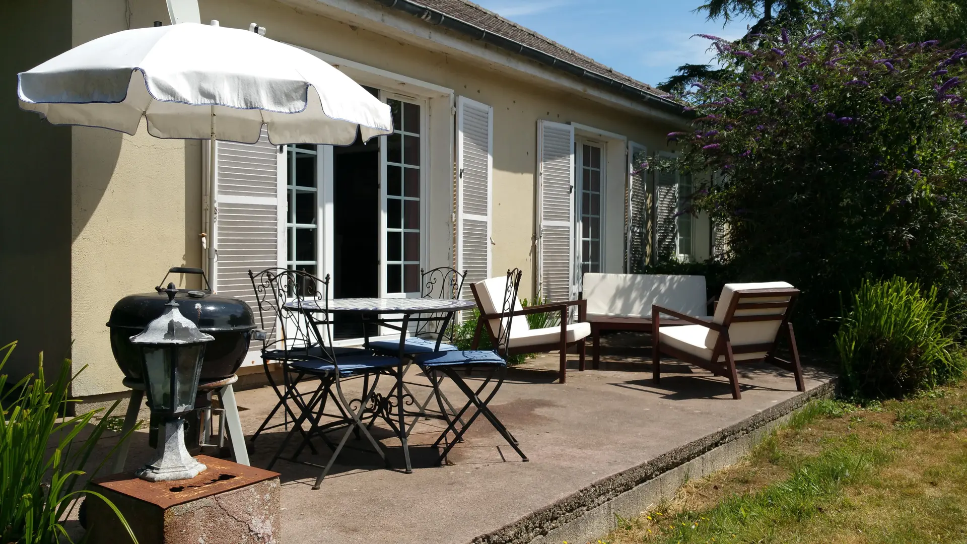 Terrasse ensoleillée vue jardin