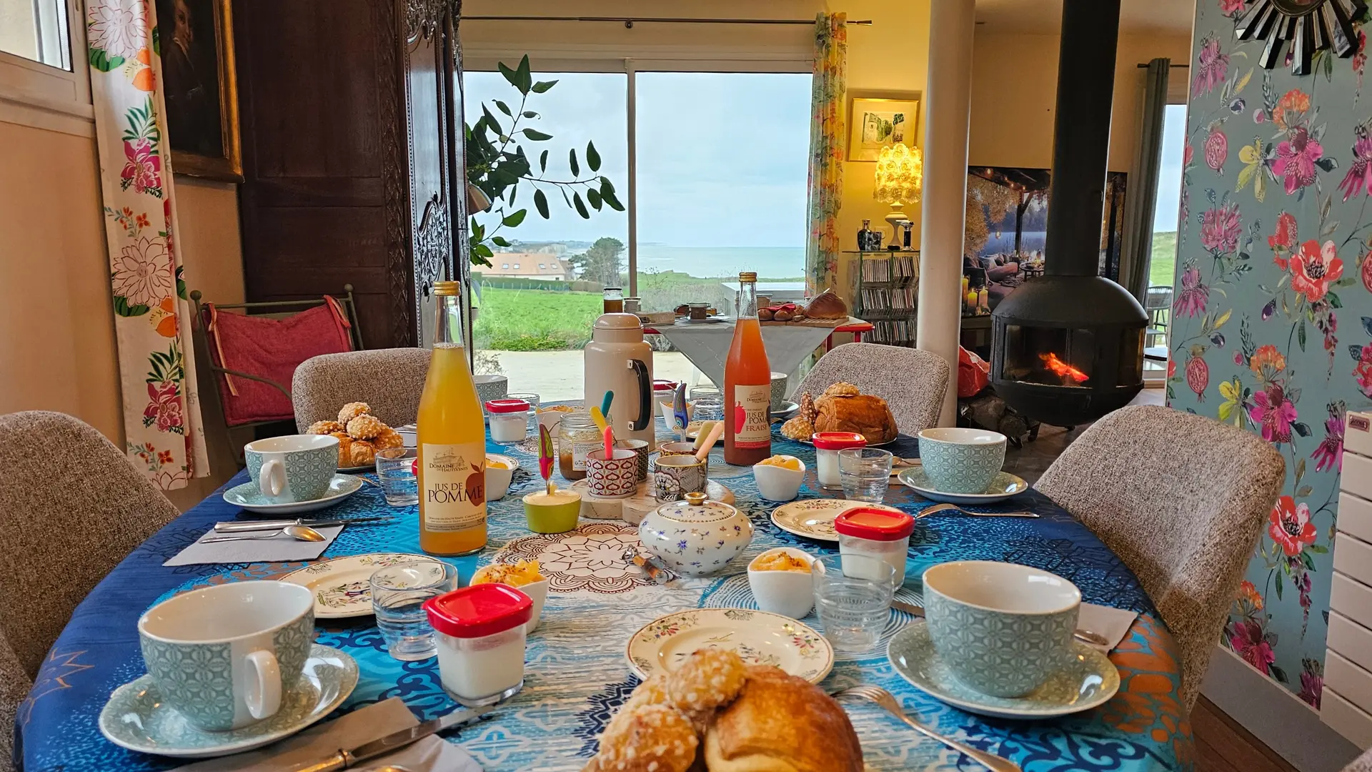 Petit-déjeuner près de la cheminée