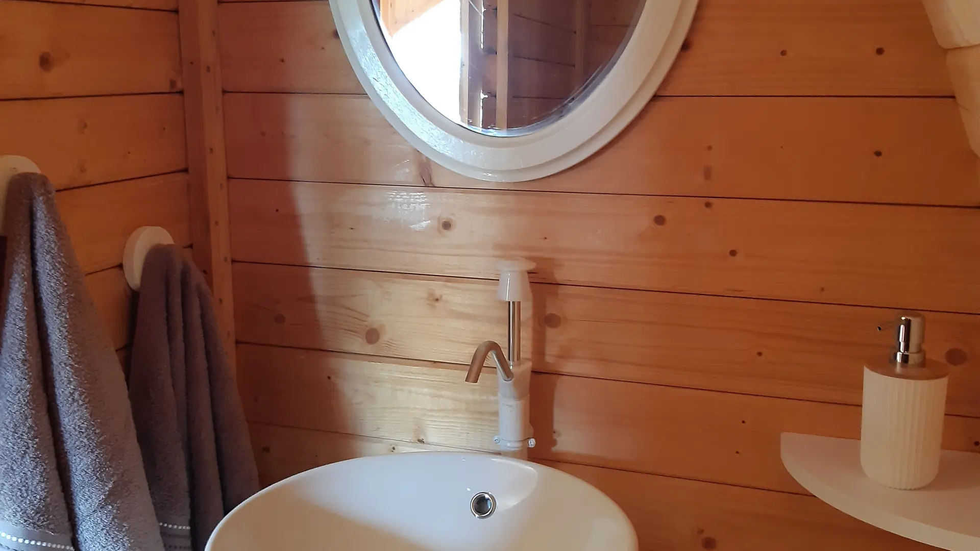 Tonneau avec une réserve d'eau,il vous suffit de pomper pour avoir de l'eau!