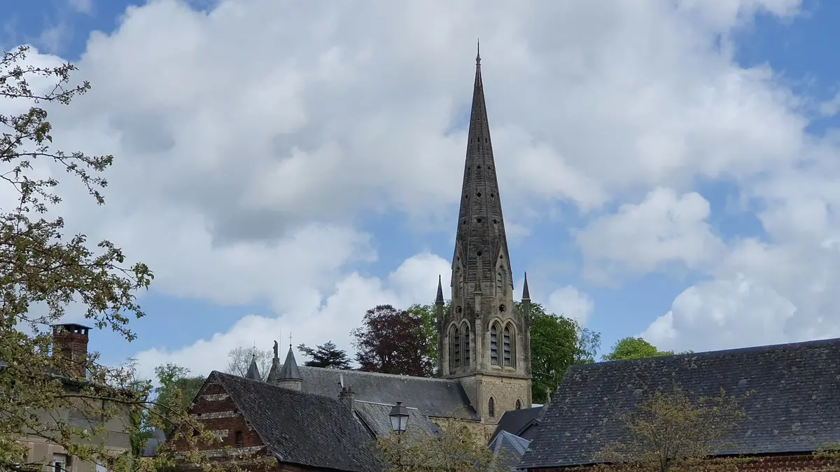 L'église depuis l'espace Monreal del campo