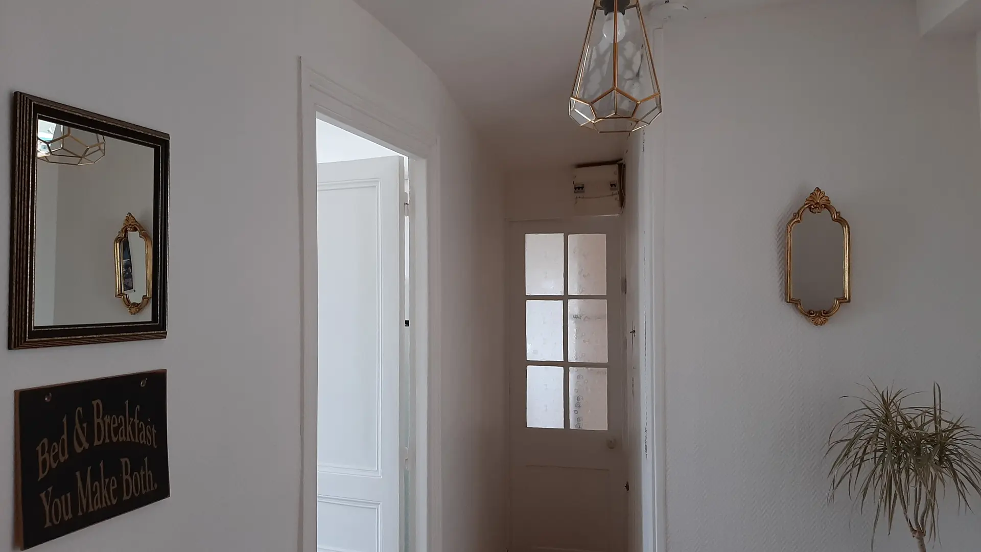 Entrée et couloir desservant la salle d'eau