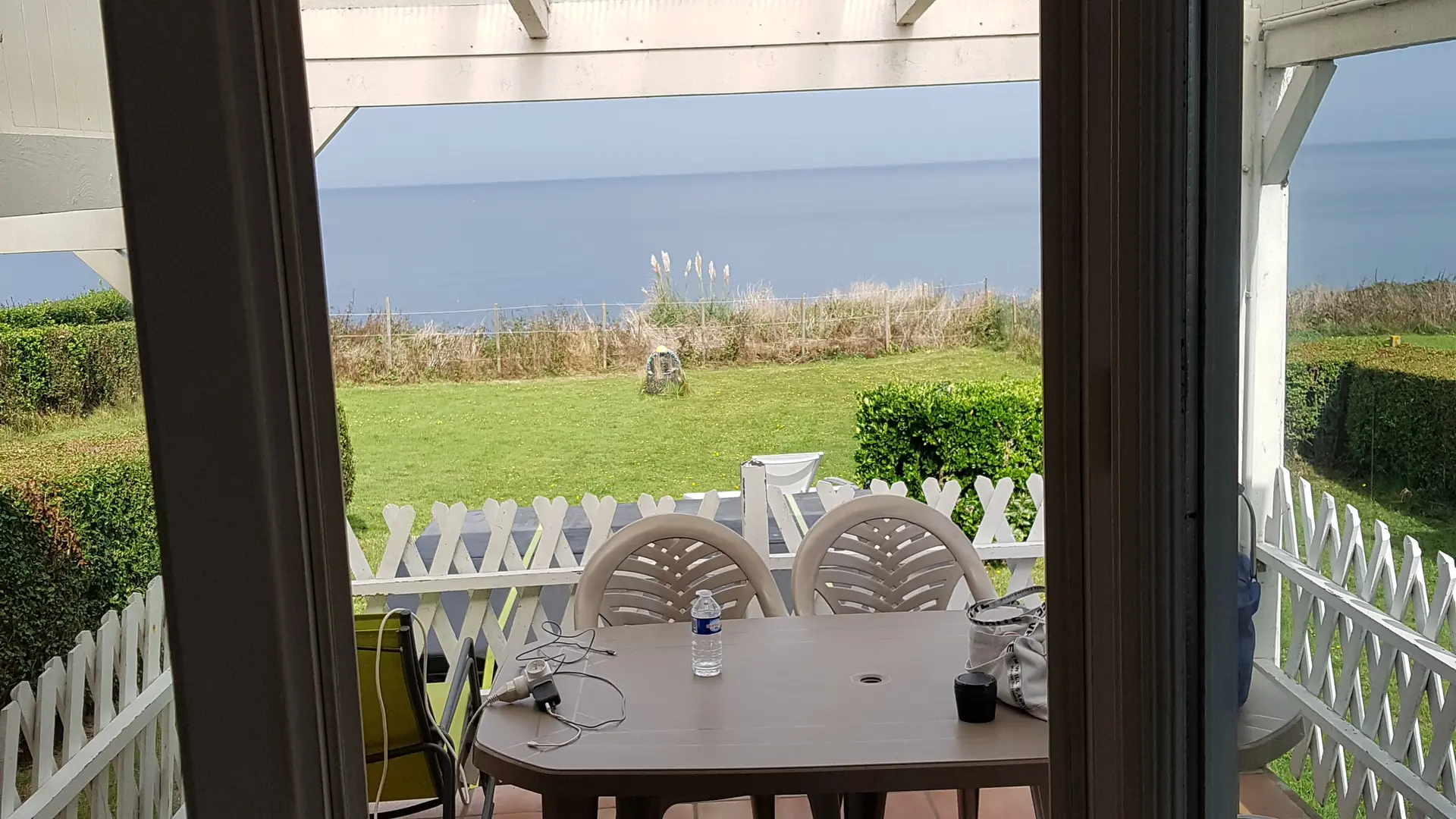 Vue du coin repas sur terrasse et mer