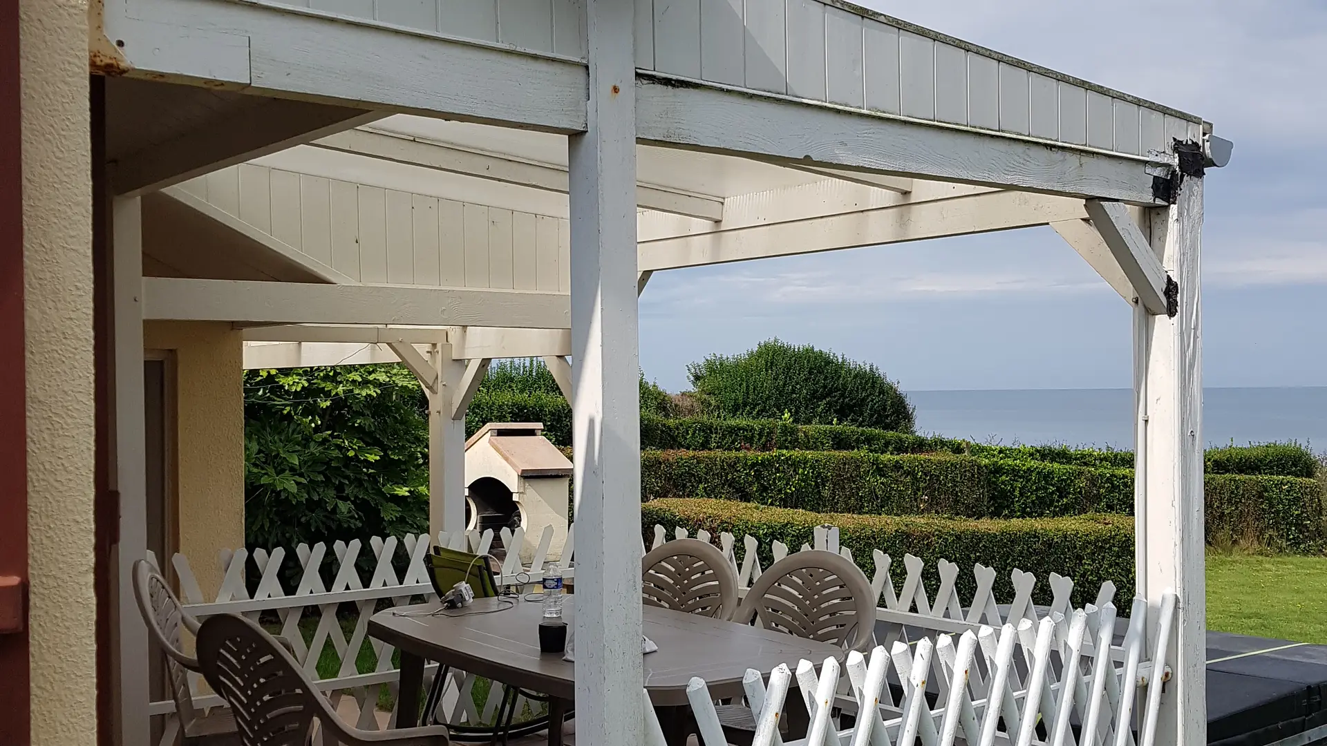 La vue sur mer depuis la terrasse