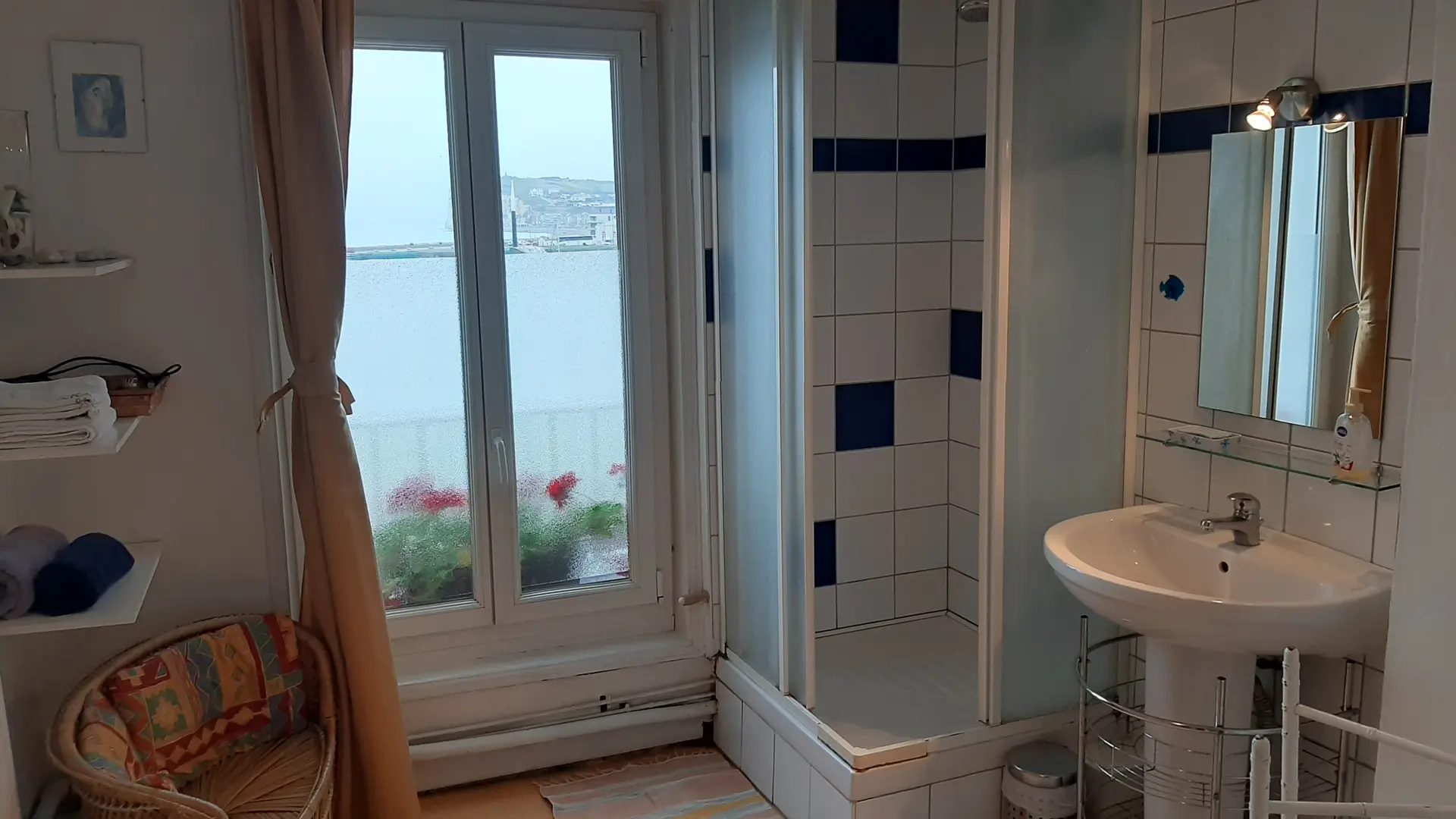Salle d'eau avec vue sur les falaises de Mers