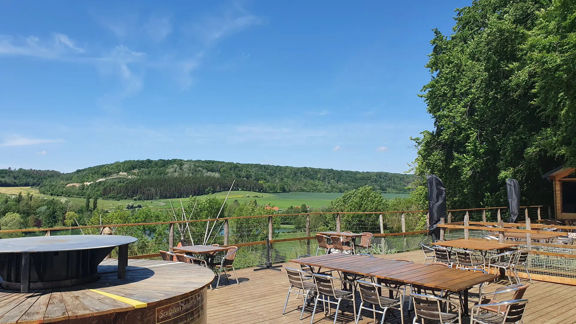 Terrasse avec vue imprenable sur la vallée de la Varenne