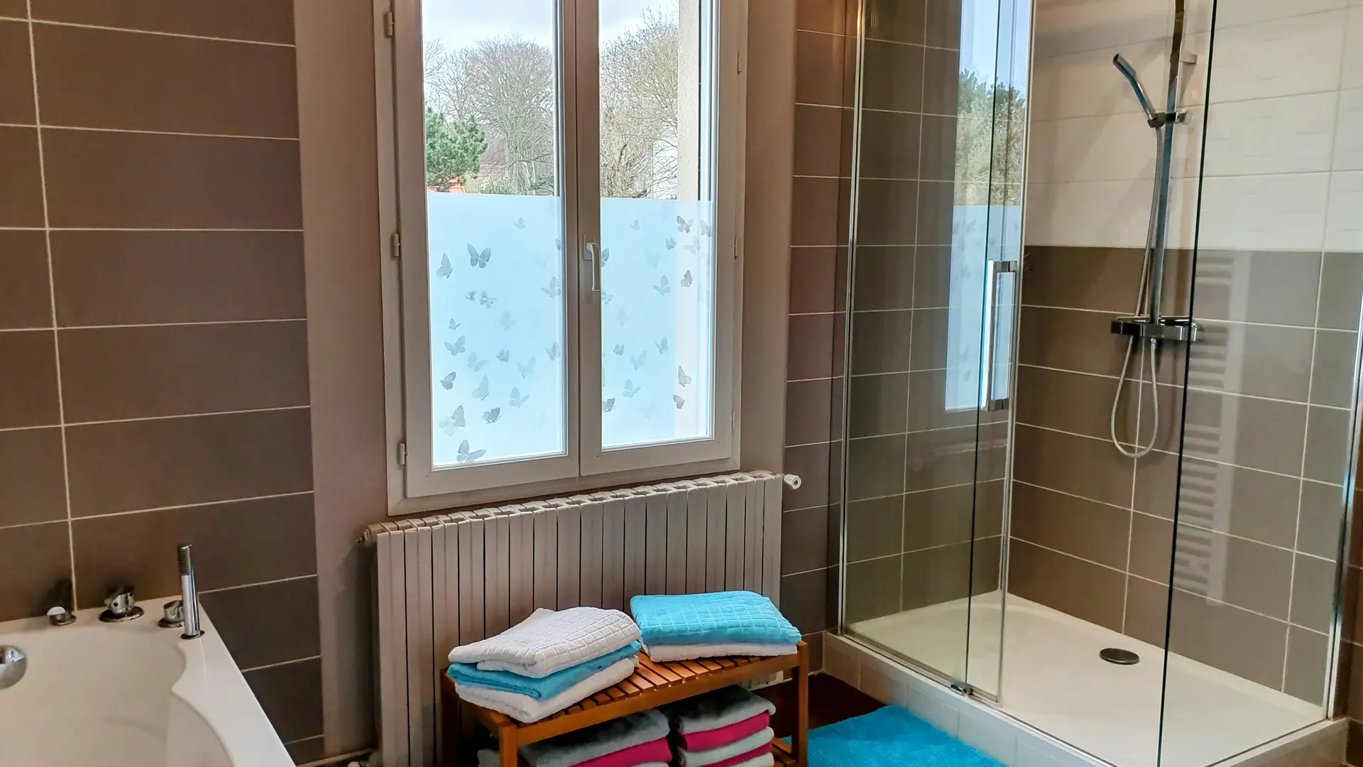 Salle de bains avec douche en 120 cm, baignoire balnéo, double vasques