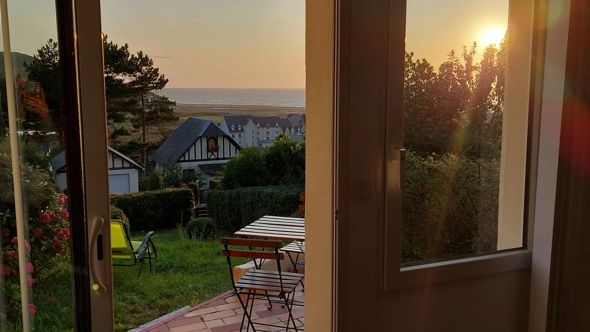 Vue sur coucher de soleil depuis le salon