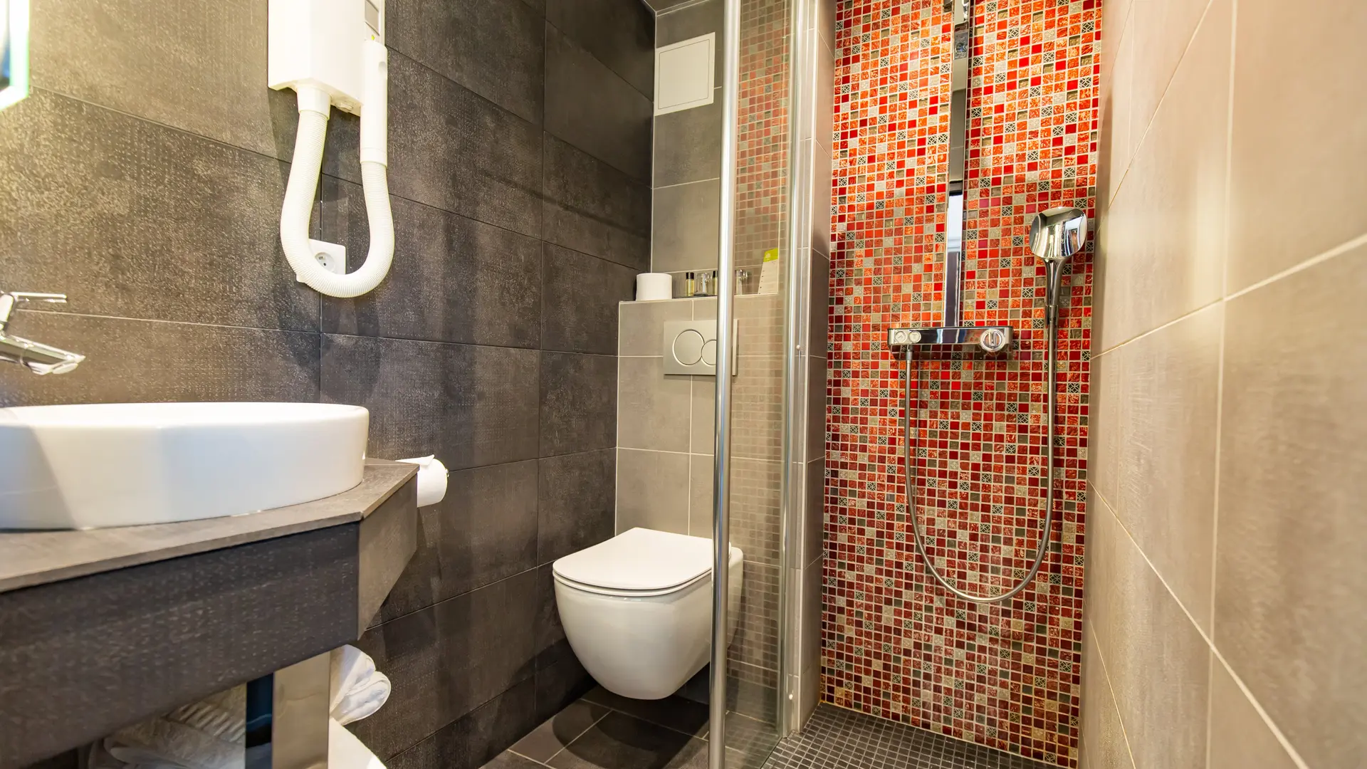 Salle de bain avec douche à l'italienne