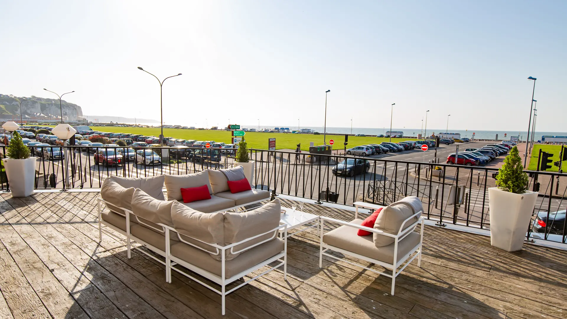 Notre terrasse face à la mer exclusivement réservée à notre clientèle